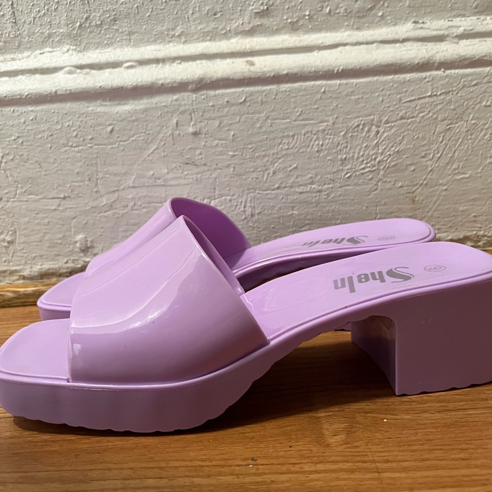 This item has never been worn! paid $28 for this item on shein, I want $18 💜!